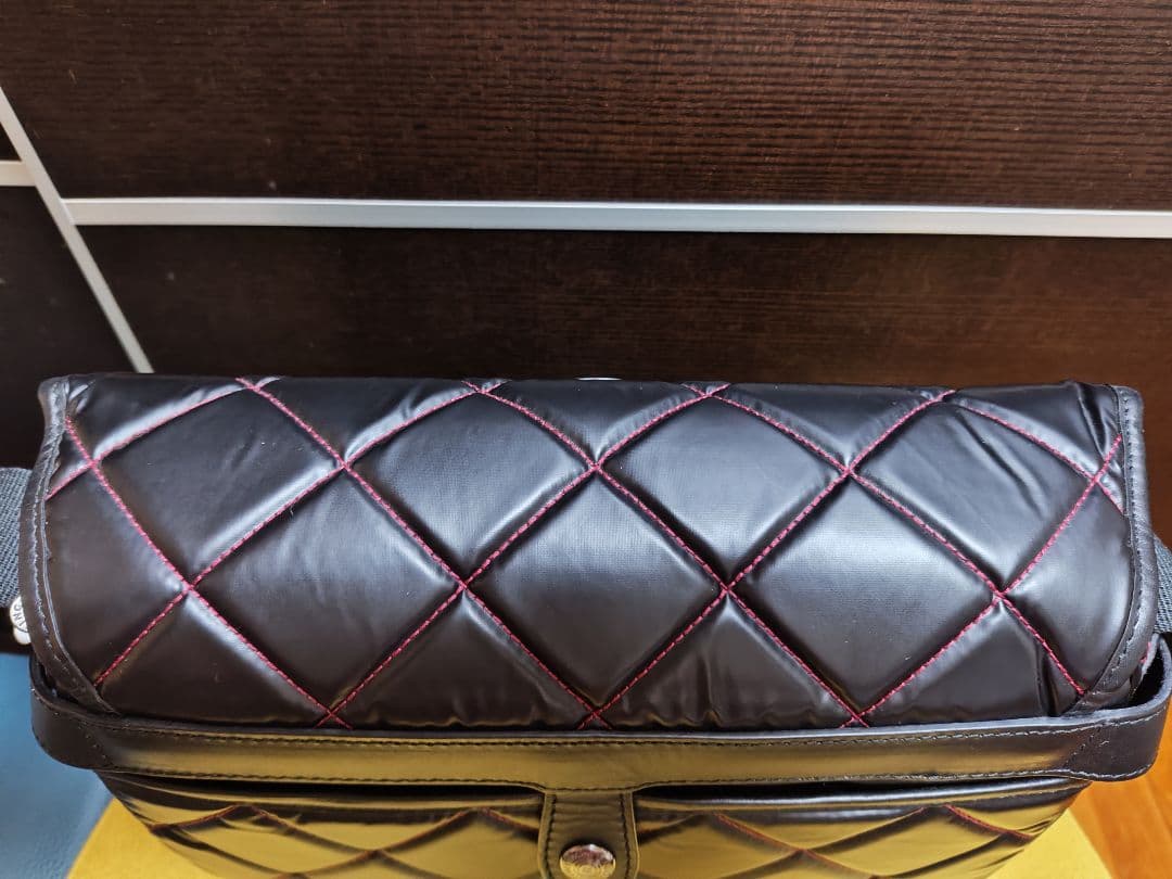 ハンティングワールドキルティング 黒 ショルダーバッグ赤ステッチ