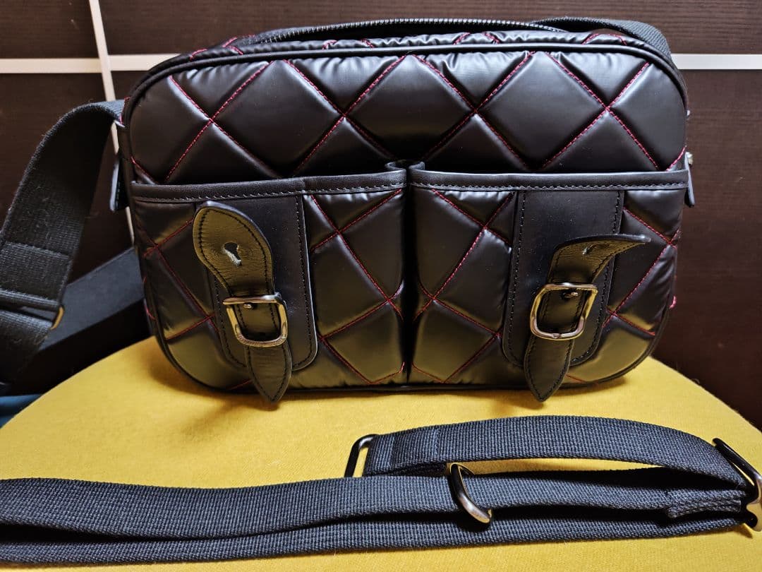 ハンティングワールドキルティング 黒 ショルダーバッグ赤ステッチ