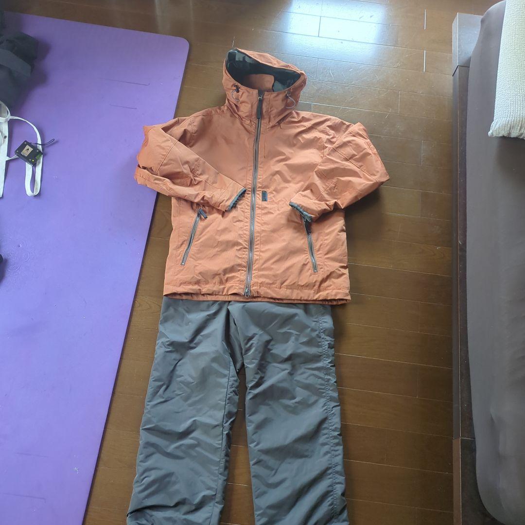 スノーボードウェア　ニット帽と膝当て付き