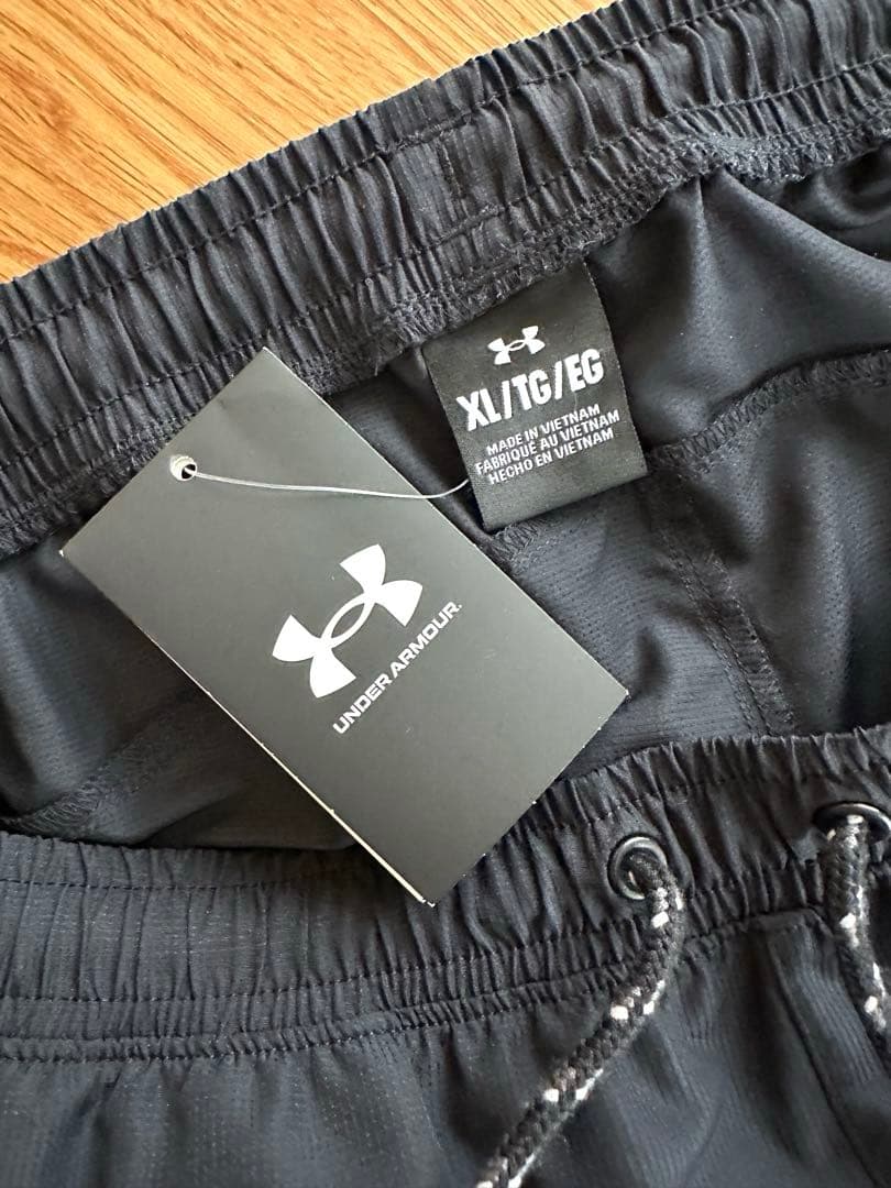 新品タグ付き★アンダーアーマー★ウインドパンツ　XL メンズ 黒