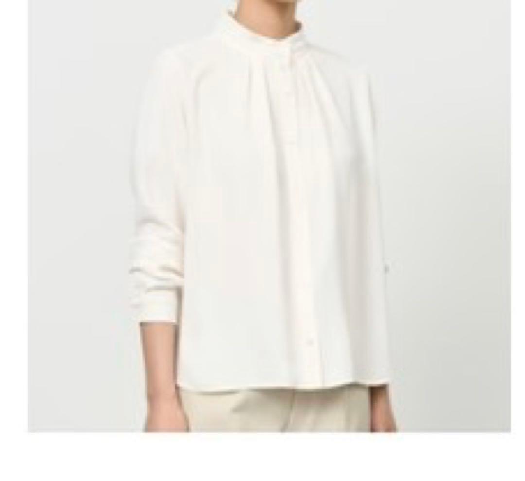 SOÉ] U サテンスタンドタックブラウス　 オフホワイト