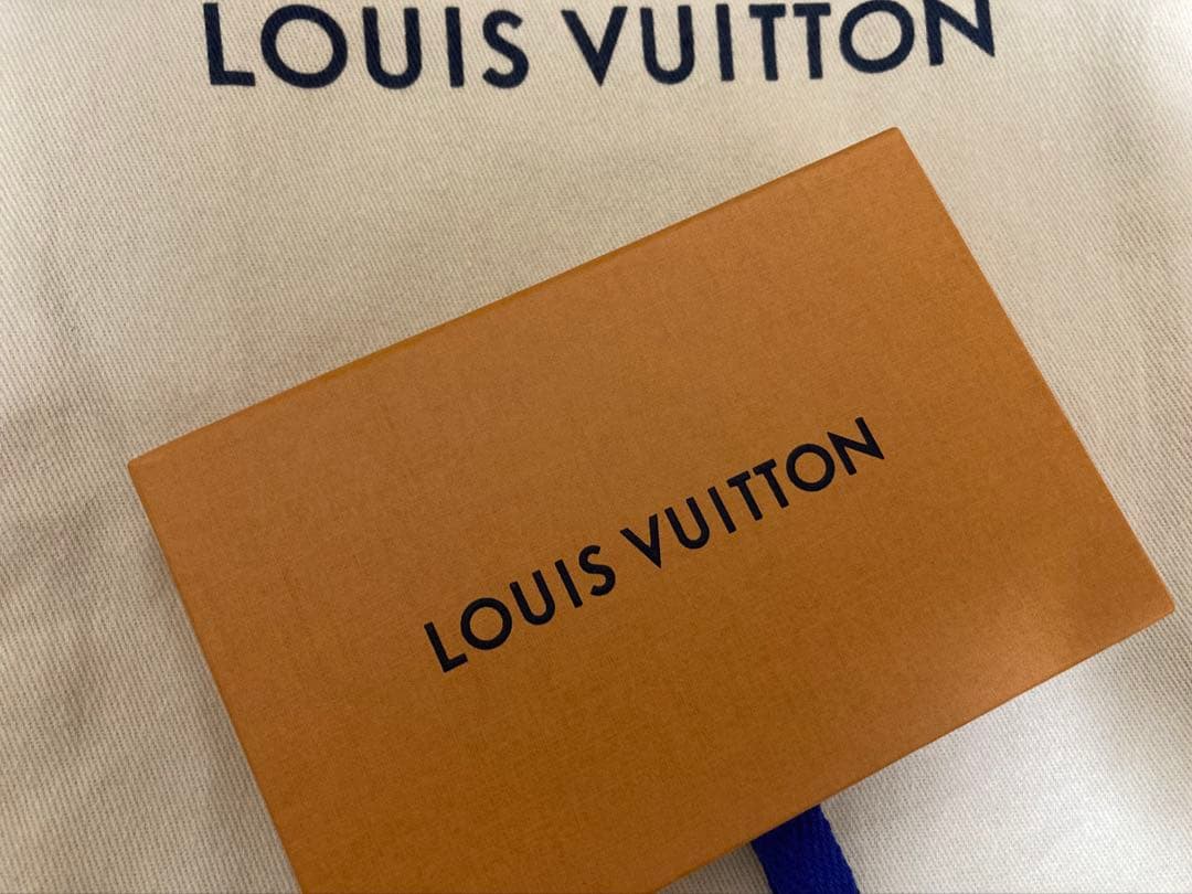 【新品未使用】LOUIS VUITTON ブラックレザー キーホルダー 、一部