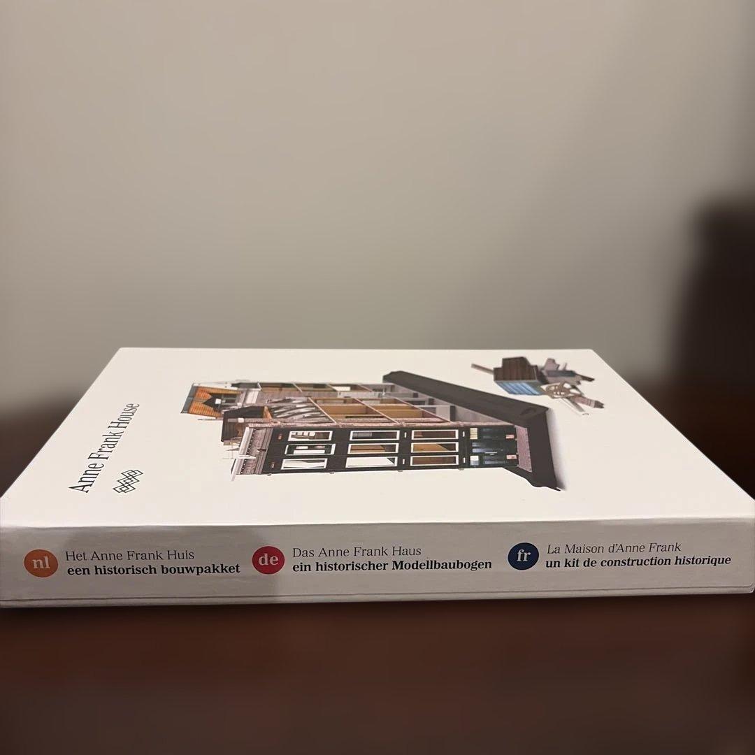 アンネ・フランクのレプリカ歴史的家屋段ボール模型