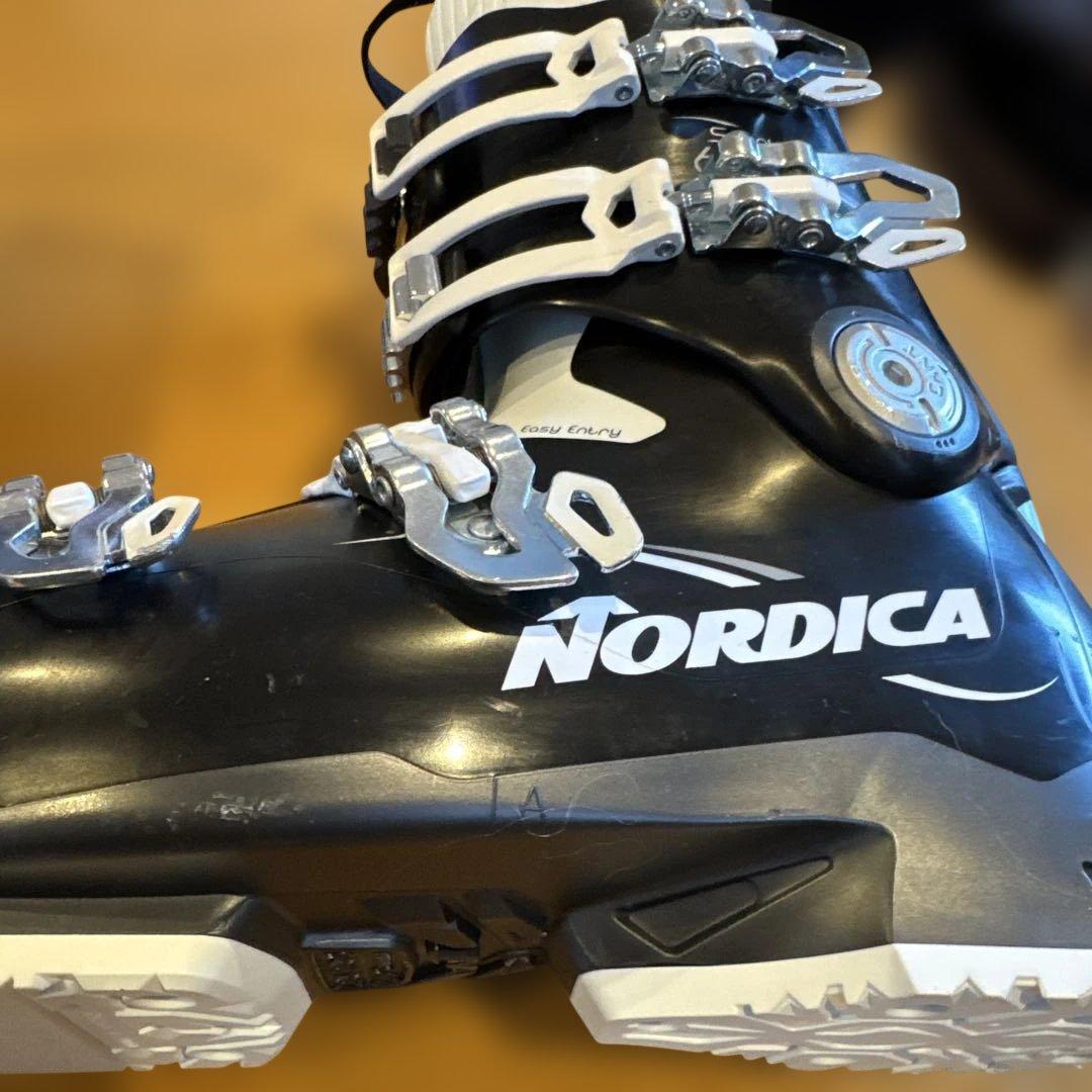 スキーブーツ　レディース　ノルディカ　ブラック　ホワイト　24.0〜24.5