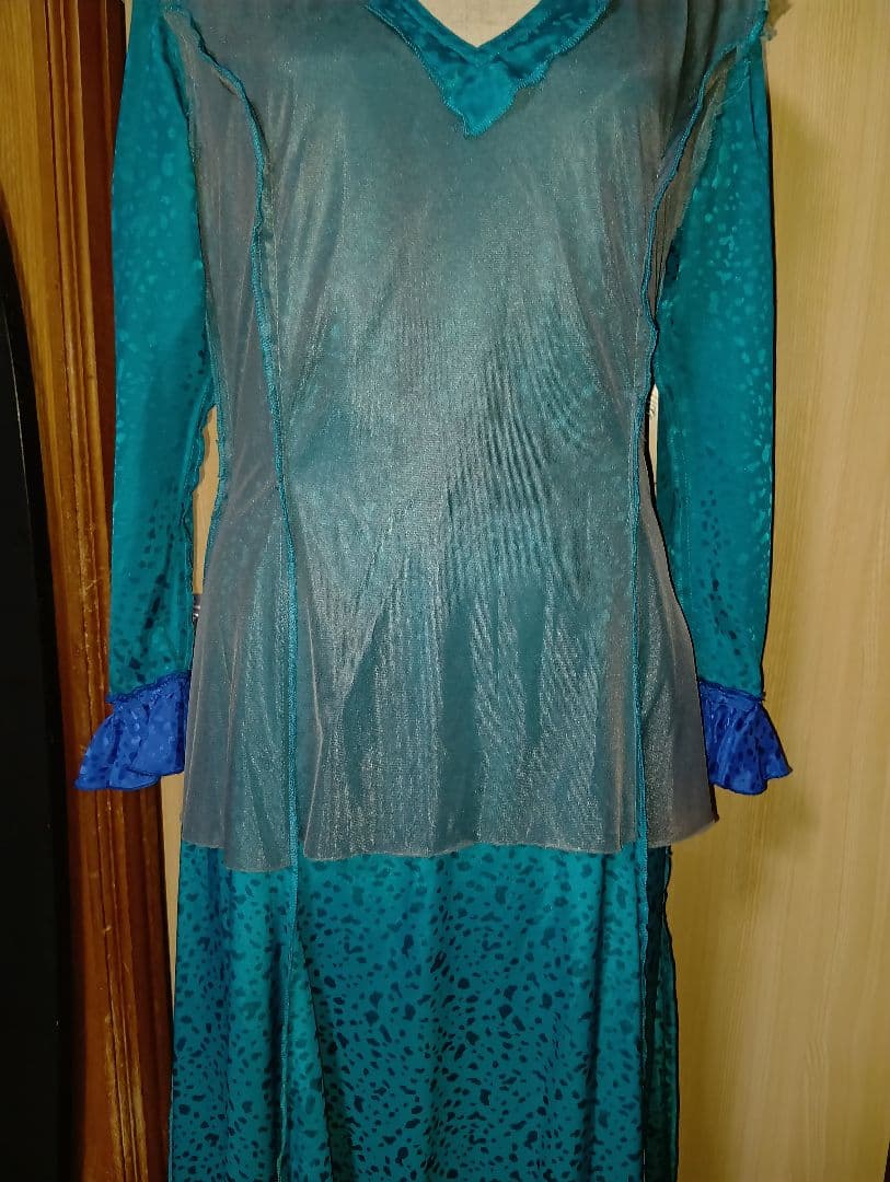 大きめサイズの衣装ワンピース（シルキータッチの光沢あり）ライトグリーン