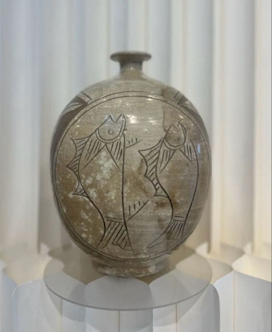 【外商購入】鶏龍山 鉄絵粉青 魚文 扁壺（図録付き）