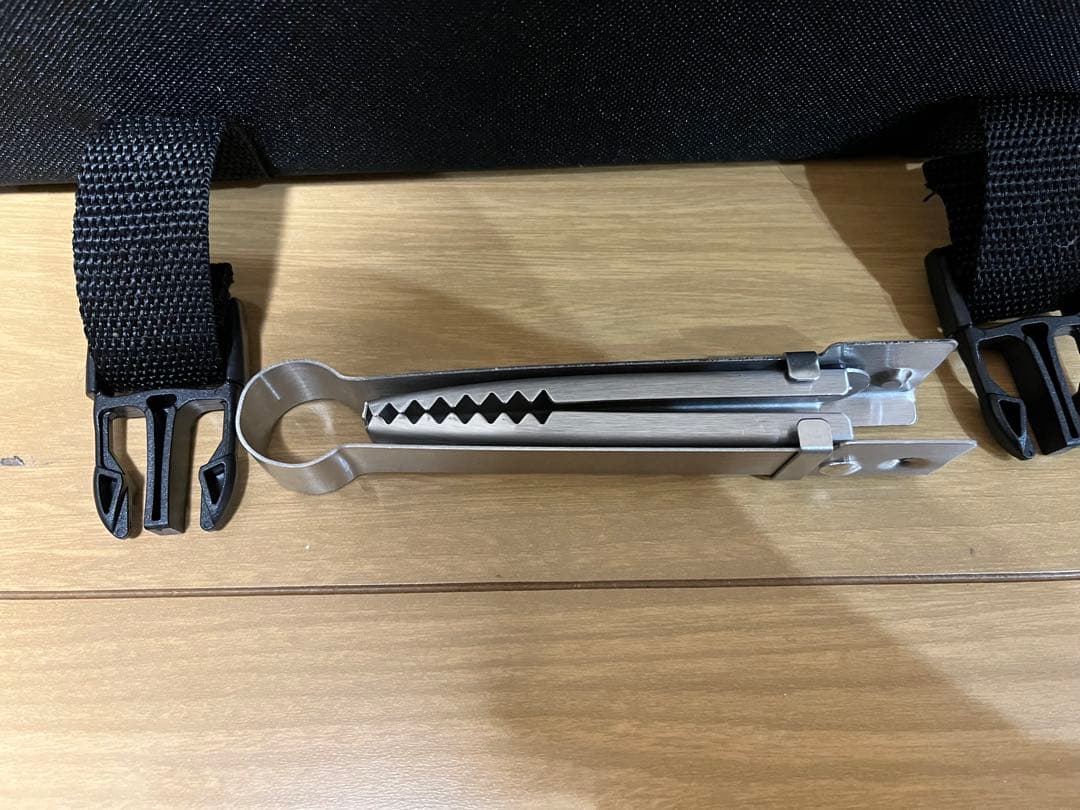 鍛造ペグIWANO 16本、金槌、ケース、折りたたみトング、火吹き棒セット