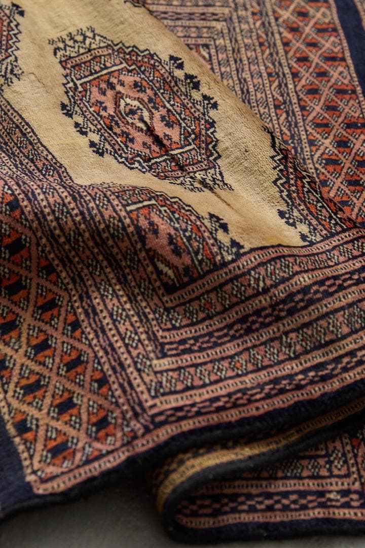 ヴィンテージラグ　トライバルラグ　パキスタン産（92×62cm）ベージュ　紺　茶