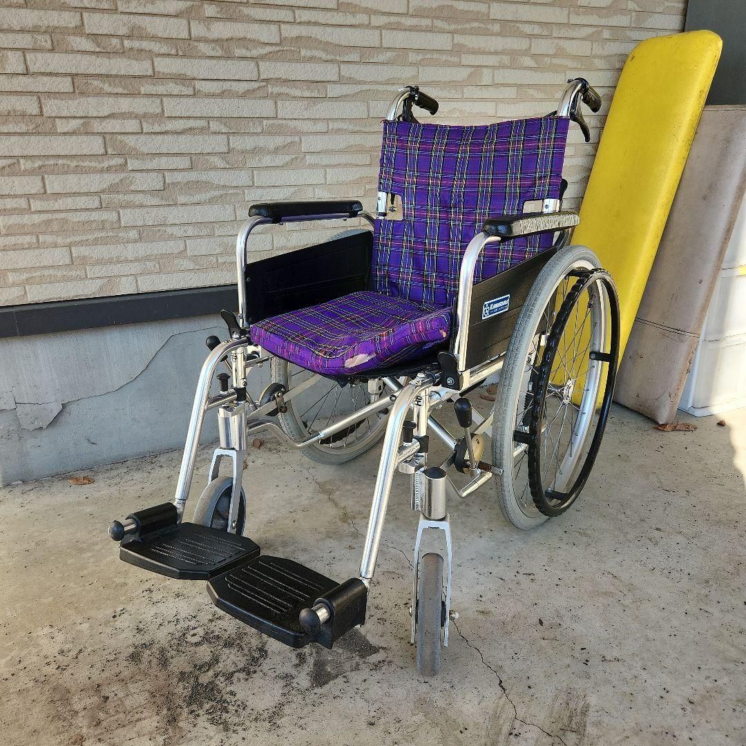 紫色のチェック柄 介助用車椅子