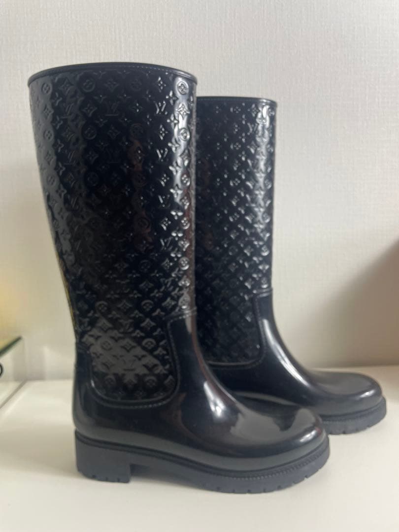 黒のロゴパターンラバーブーツ