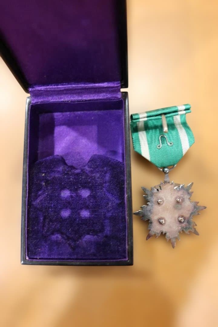 勲章　（功五級金鵄勲章）ケース付き