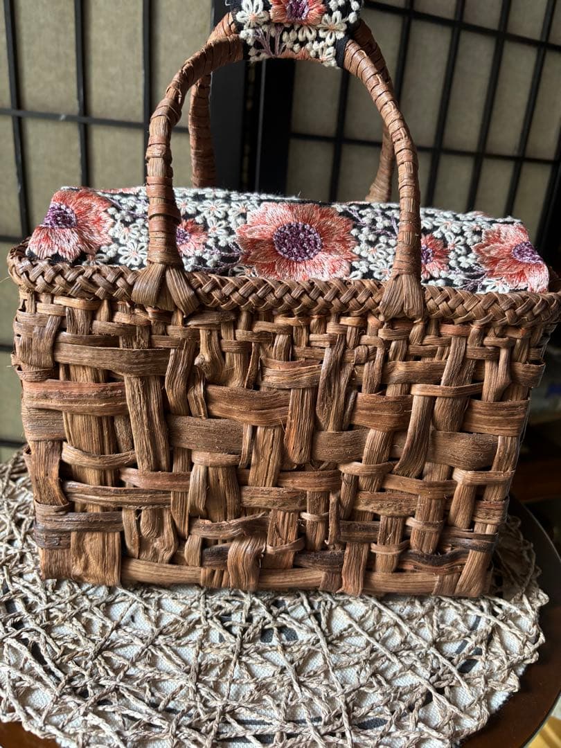 花柄インド刺繍リボン付きボックス型山葡萄バッグ