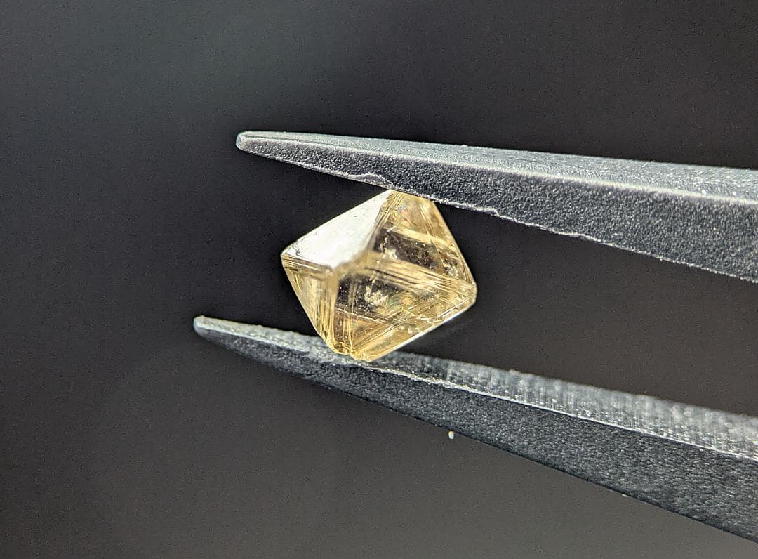 天然ダイヤモンド　八面体（トライゴン・蛍光アリ）　0.691カラット
