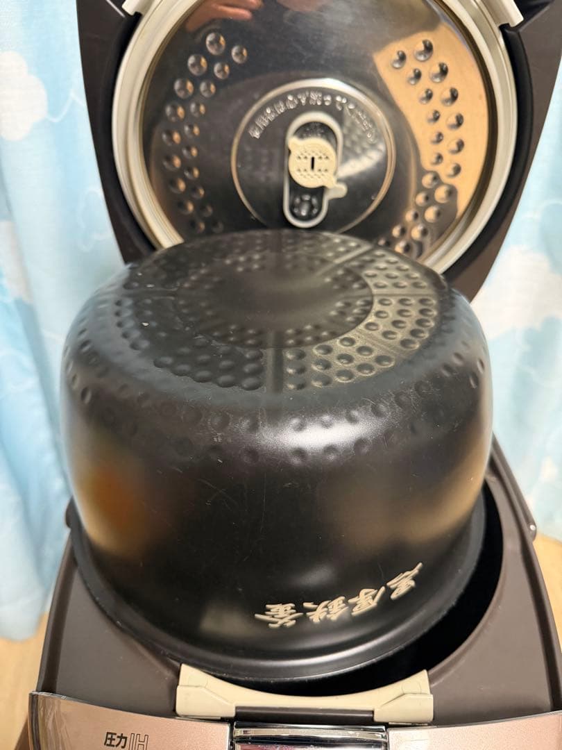 日立 大容量 圧力IH炊飯器 1升炊き 黒厚鉄釜 ライトブラウンRZ-WG18M