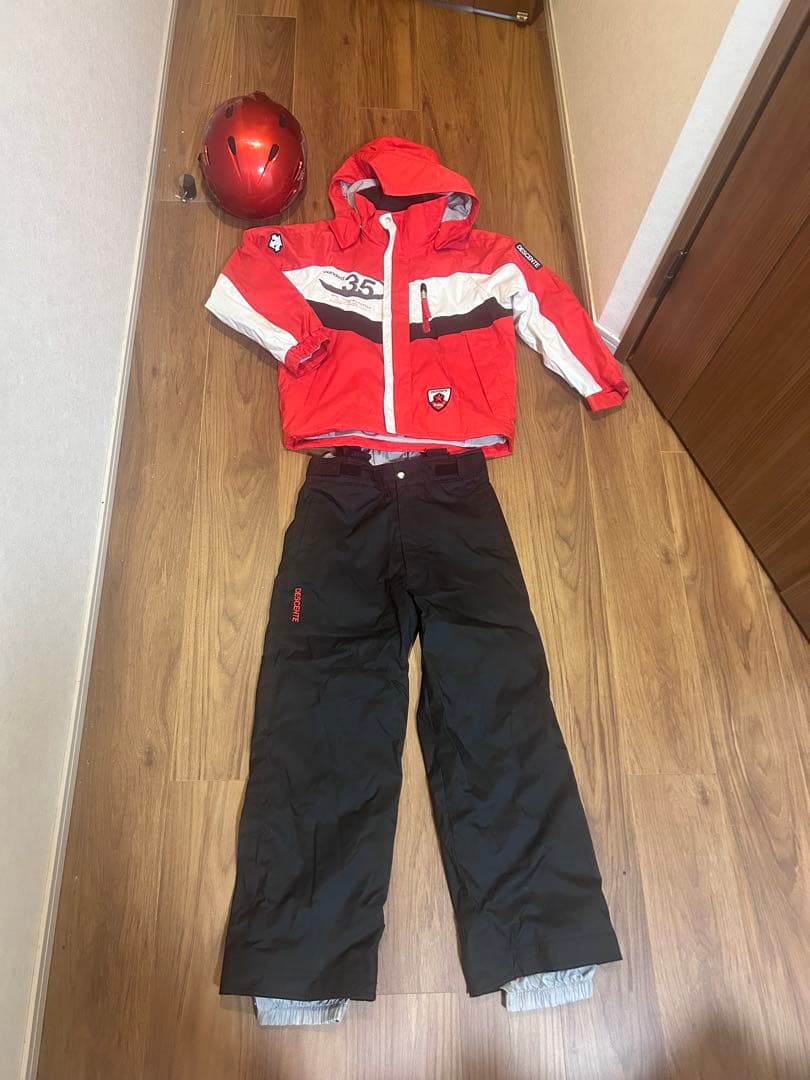 デサント　子ども用スキーウェアセット140（赤ジャケット・黒パンツ・ヘルメット）