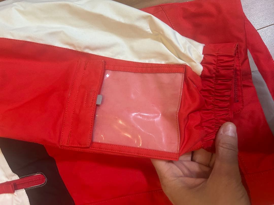 デサント　子ども用スキーウェアセット140（赤ジャケット・黒パンツ・ヘルメット）