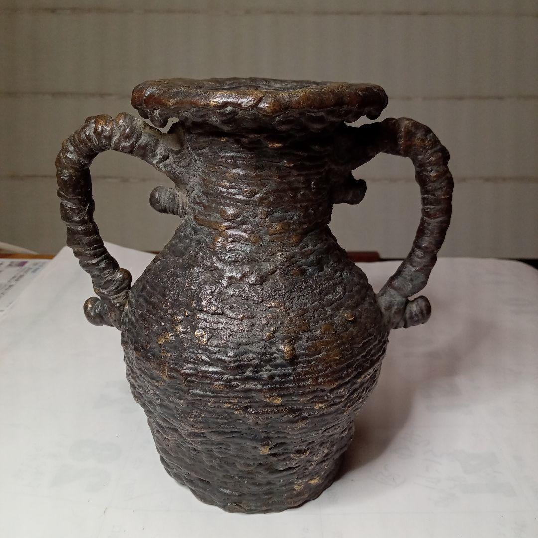 黒い金属の壺 波状の縁取り付き