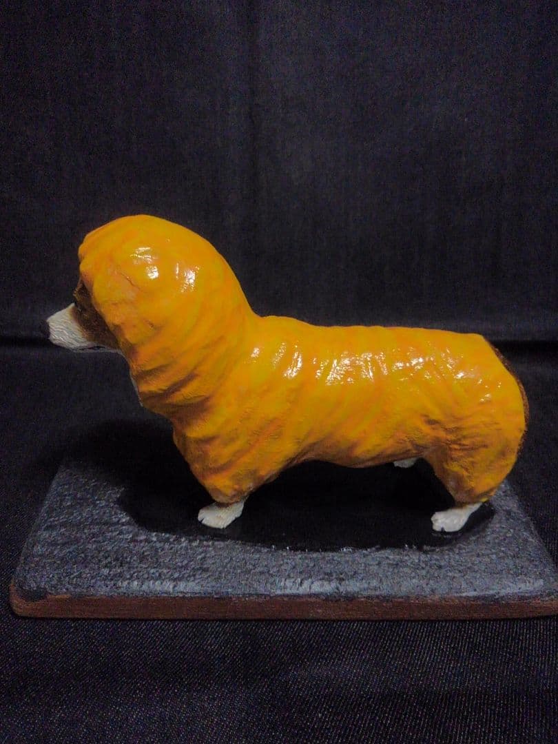 木彫りのコーギー 雨の散歩