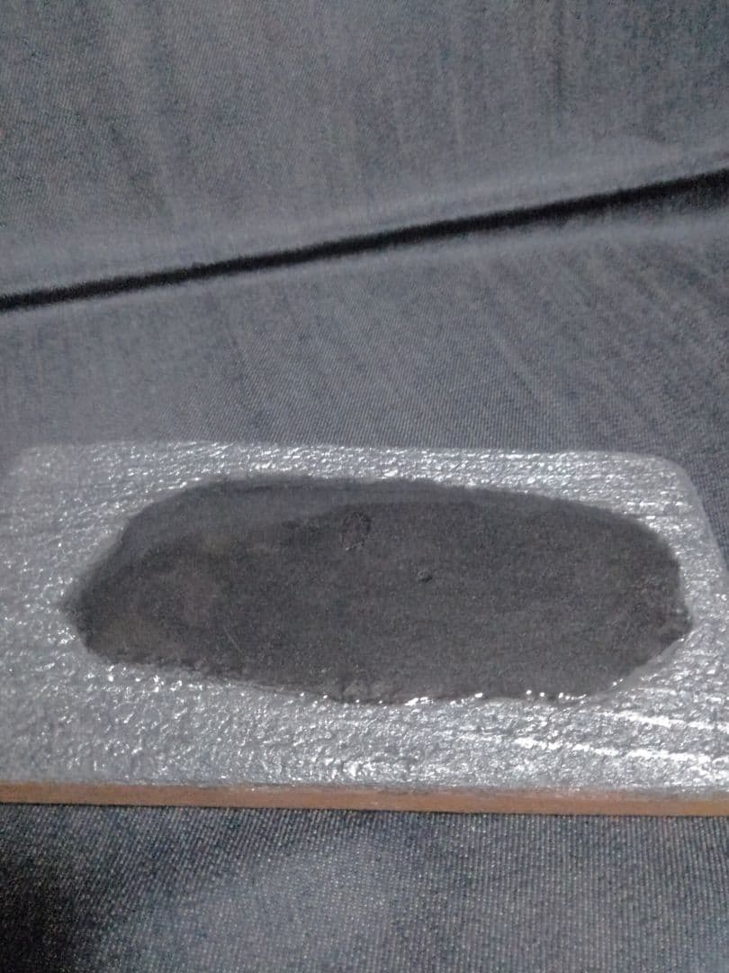 木彫りのコーギー 雨の散歩