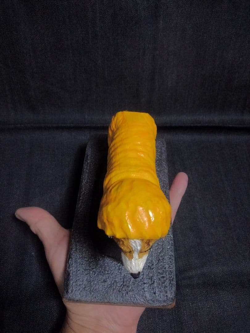 木彫りのコーギー 雨の散歩