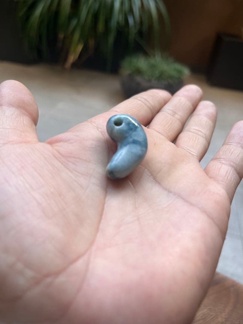 翡翠勾玉 濃美麗 青 糸魚川