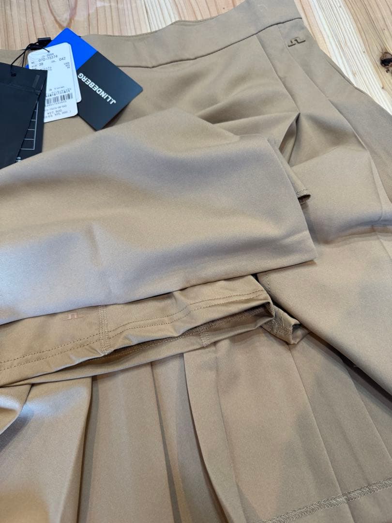 2025ssモデルJ.LINDEBERG ベージュスカート　S