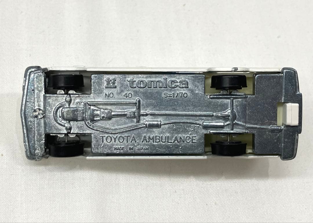 トミカ トヨタ 救急車 ホワイト No.40 黒箱