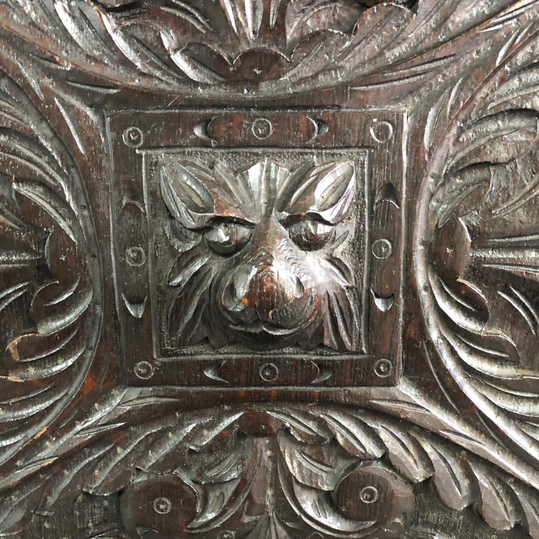 ゴシック調　アンティーク　サイドボード