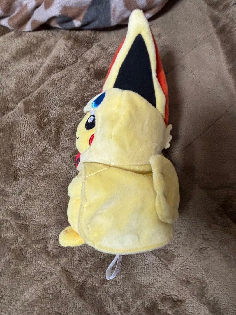 ビクティニのポンチョを着たピカチュウ ぬいぐるみ