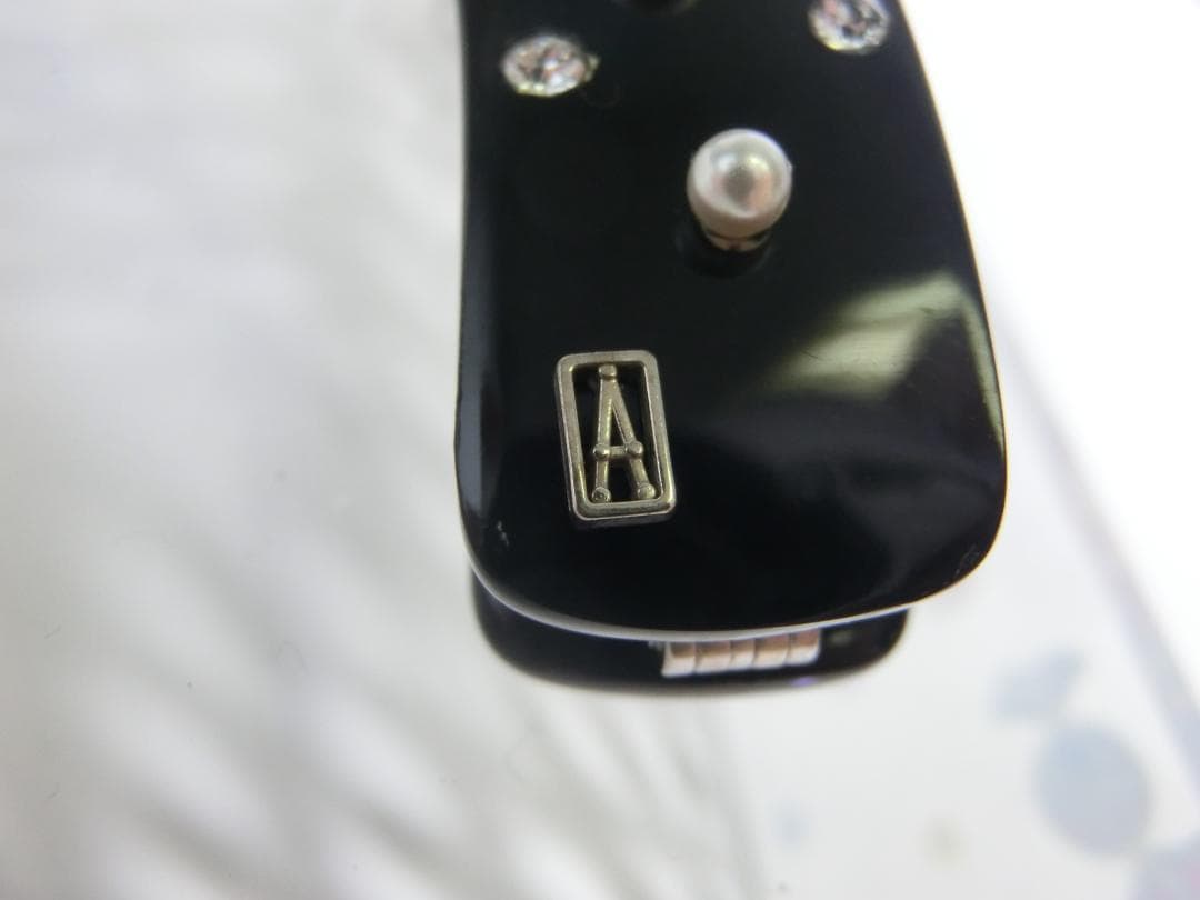 パールとクリスタルの装飾の黒いバナナクリップ