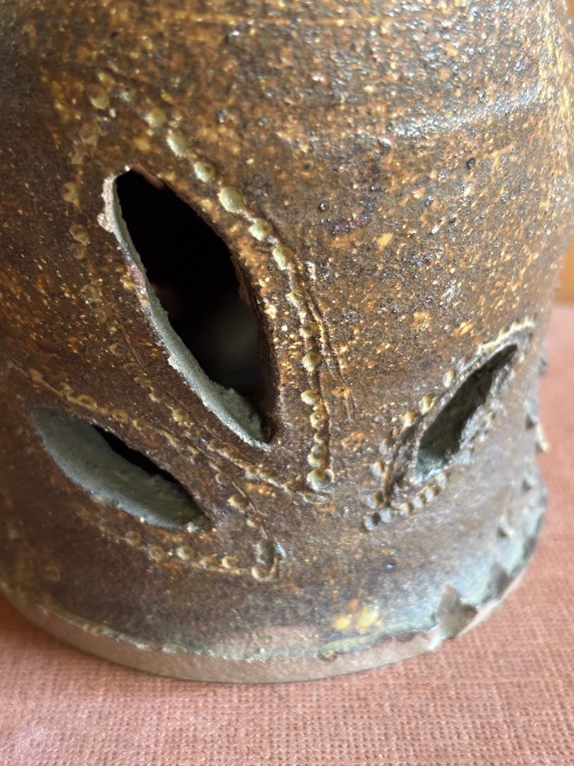 Ｙ．Ａ銘　藁灰釉彫文フクロウ形置物　検不苦労