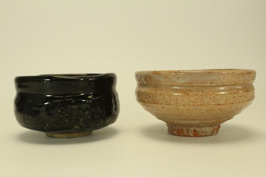 茶道具 夫婦茶碗 一対 黒織部 赤？ 書箱 骨董 古美術(BB455)