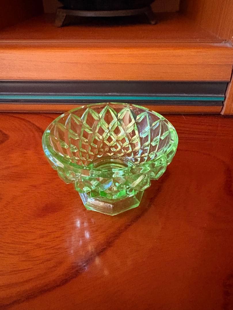 緑色カットガラスボウル ブラックライト蛍光　ウランガラス