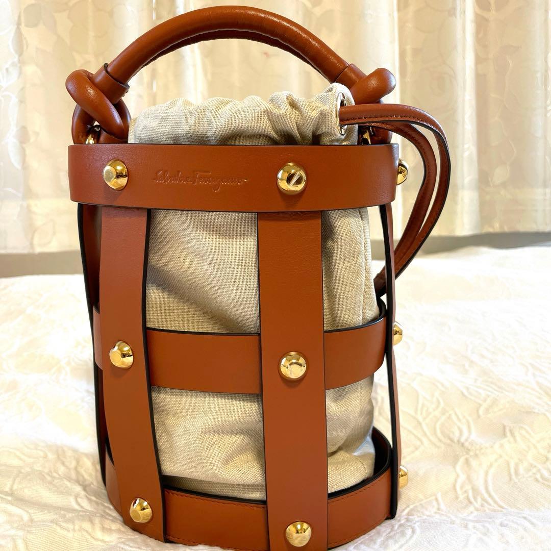 新品未使用 【Salvatore Ferragamo 】Cage Bag