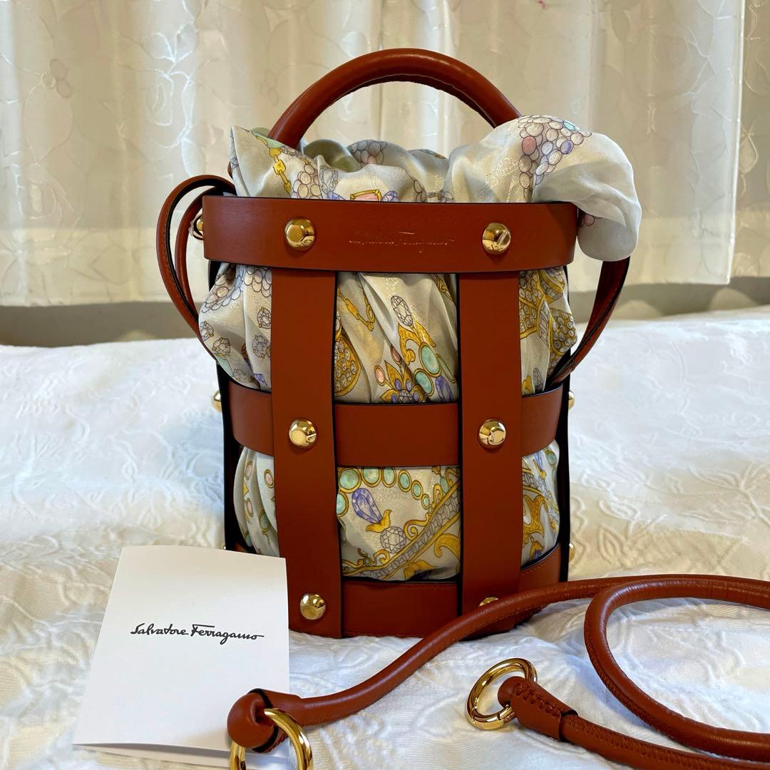 新品未使用 【Salvatore Ferragamo 】Cage Bag