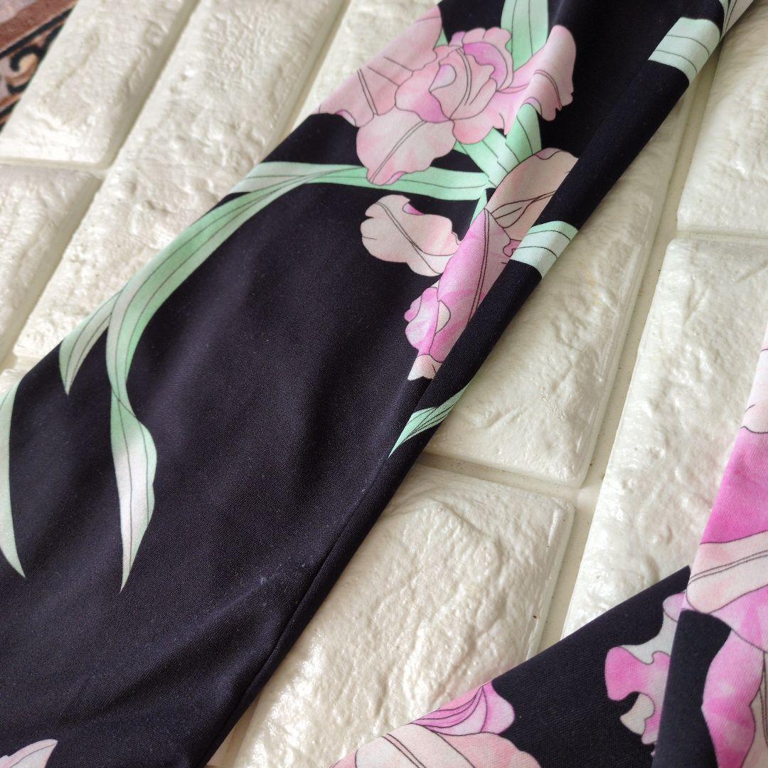 黒地ピンク花柄長袖ワンピース