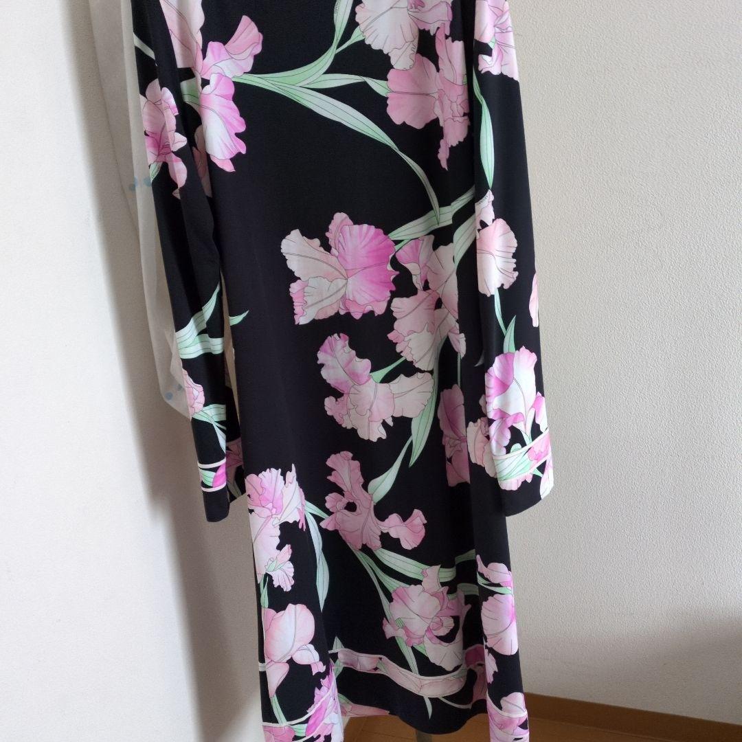 黒地ピンク花柄長袖ワンピース