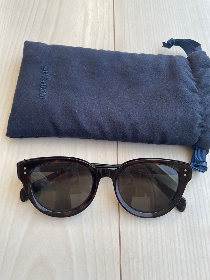 シシクイ　サングラス ポーチ付き