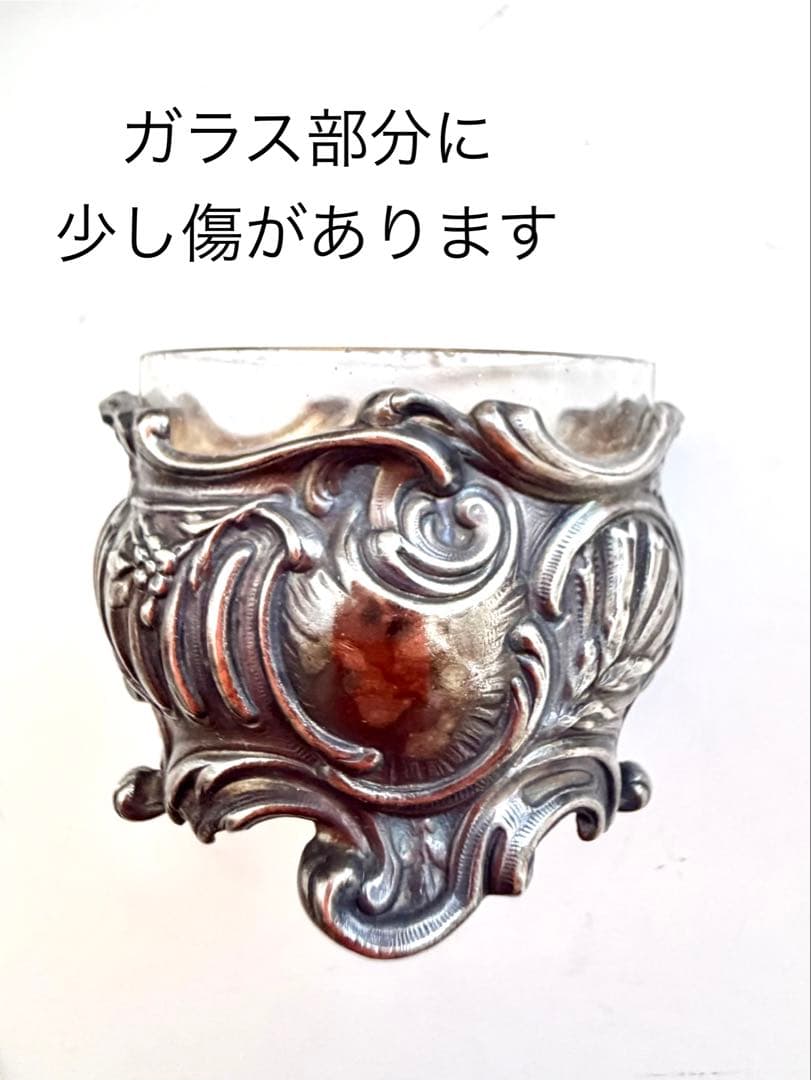 装飾的なシルバー製のソルトセラーとスプーンセット