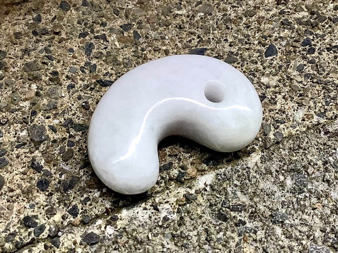 ✳粋の逸品‼️珍しい多彩色‼️糸魚川翡翠勾玉　数少ない1点 お守りに鑑定機関鑑別書