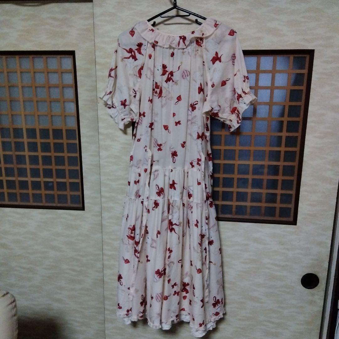 赤いリボンと花柄の半袖ミニワンピース