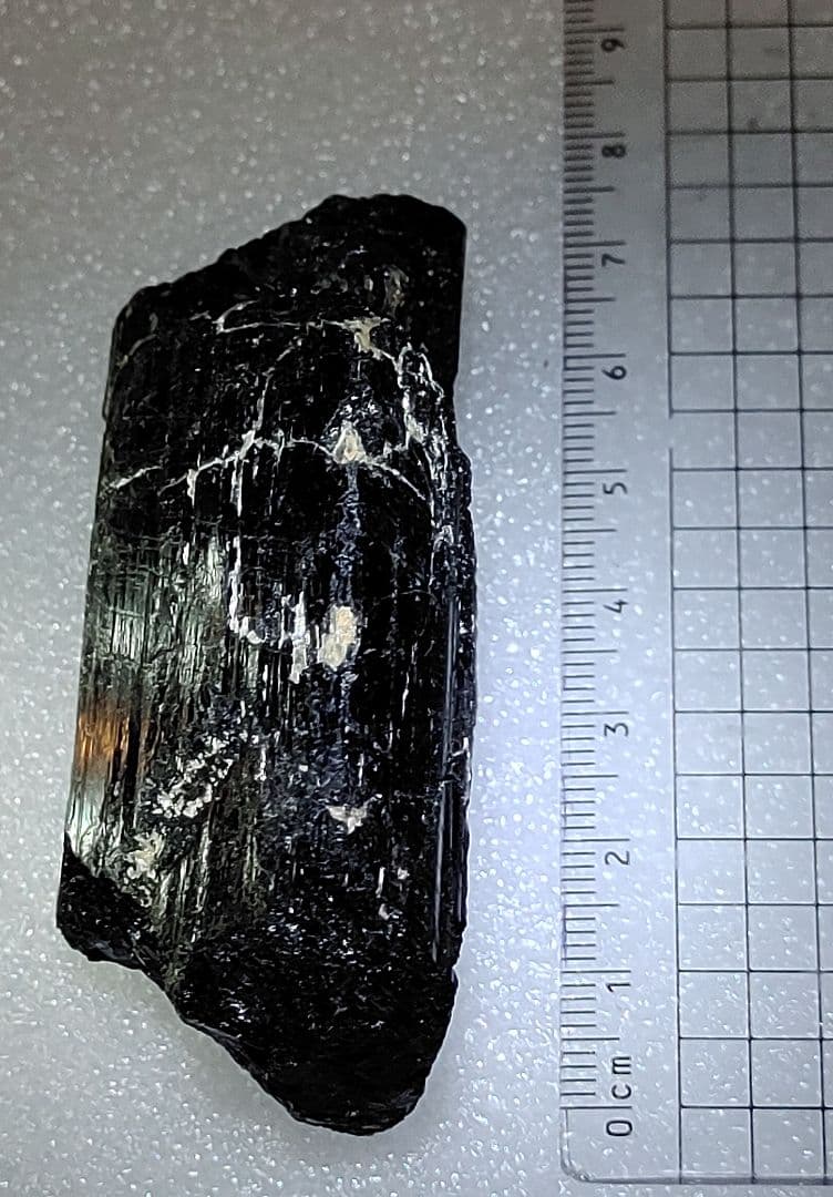 シルバー色の雲母が内部に共生している、ブラックトルマリンの原石です。125g