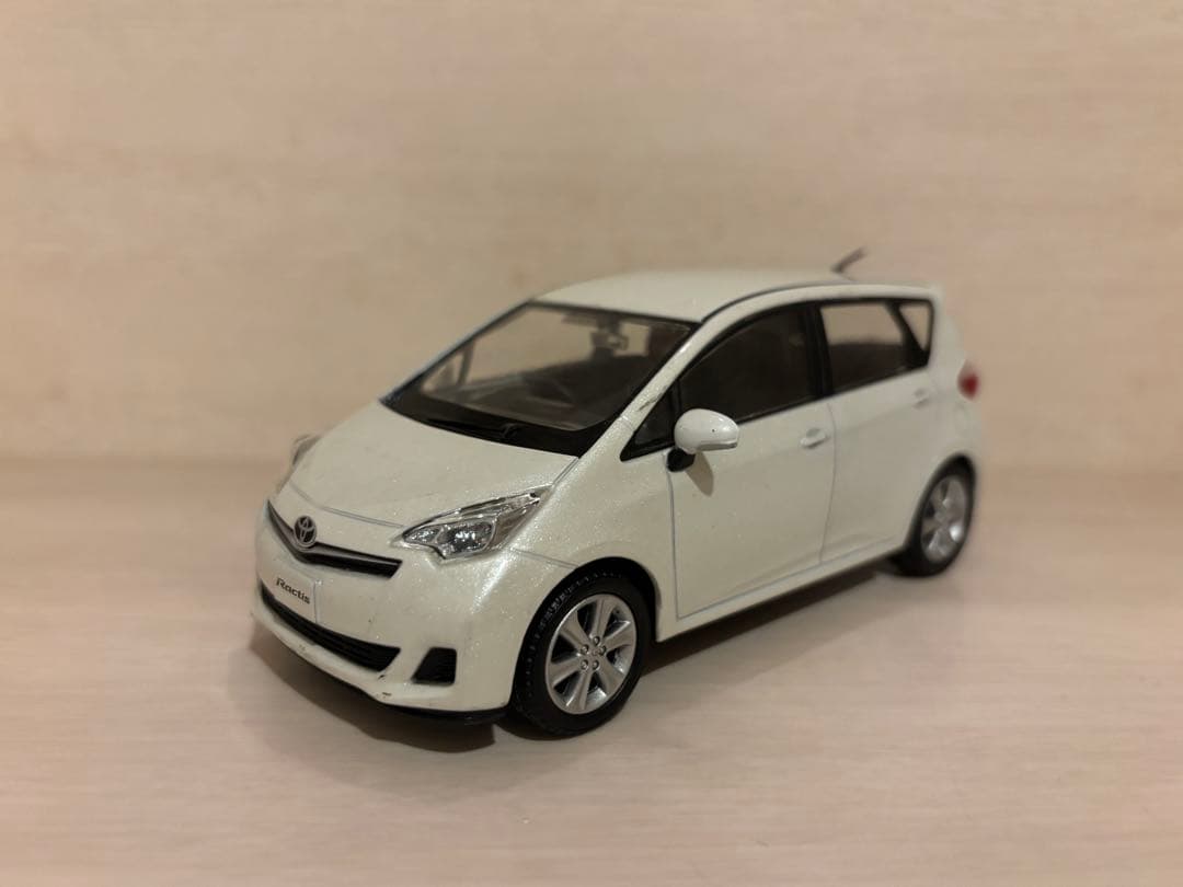 1/30 非売品 トヨタ ラクティス カラーサンプル ミニカー 白
