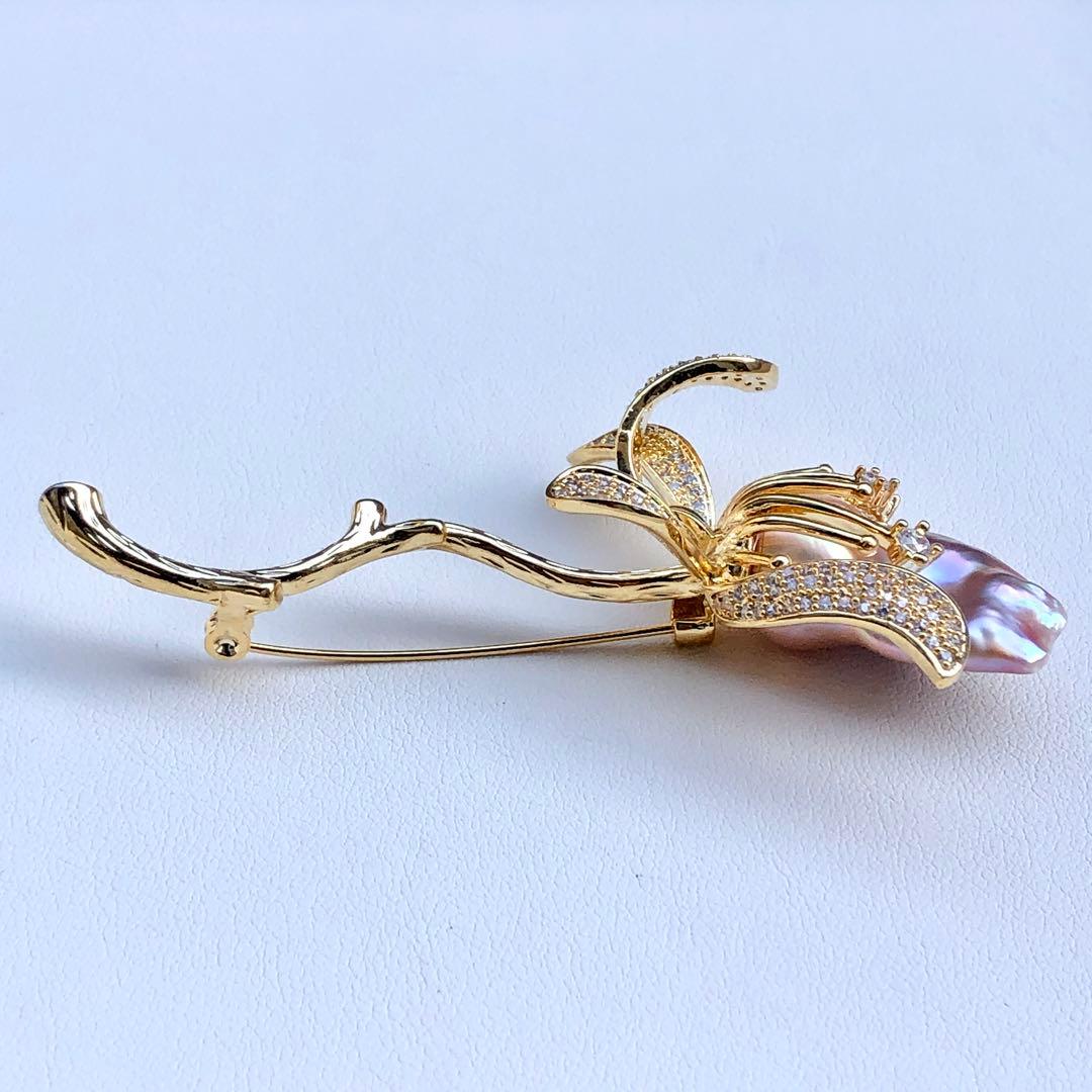 リカちゃんバロックパール　メタリックピンク26㍉お花ブローチBEN692