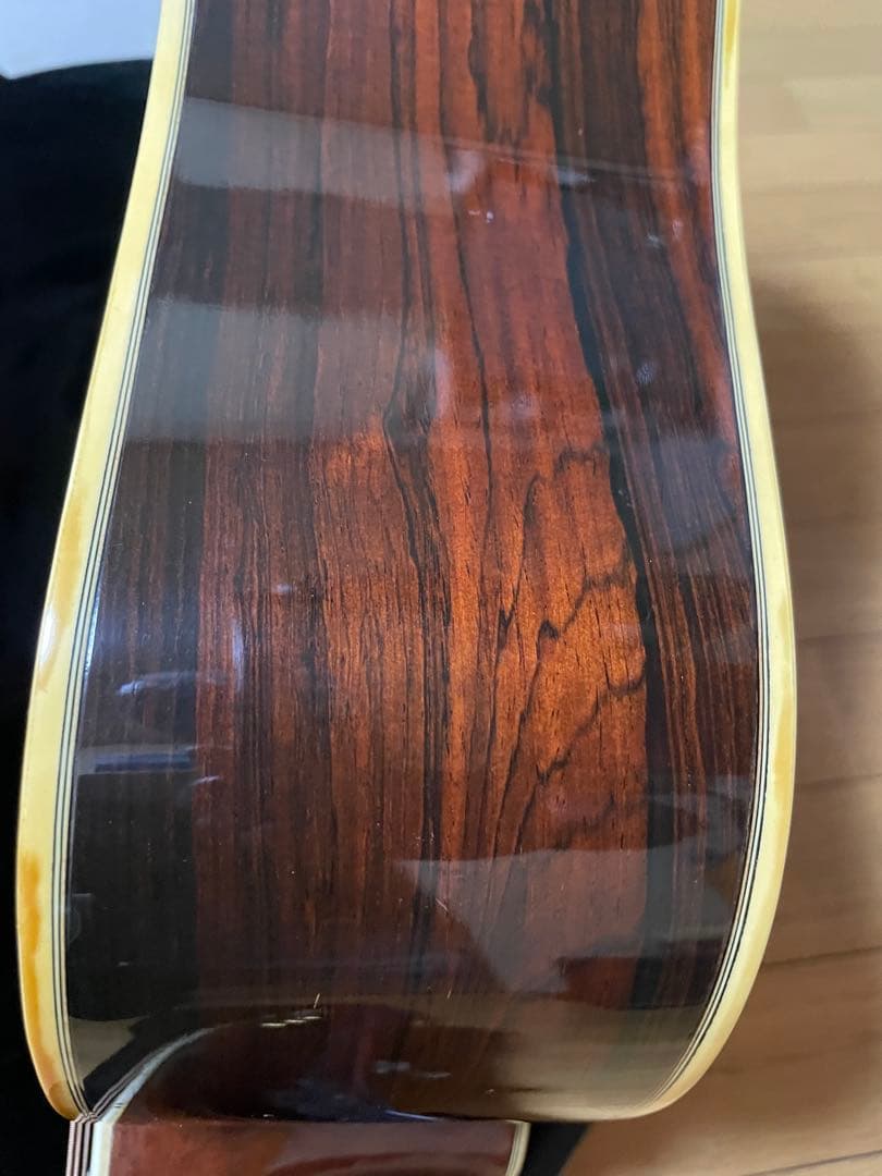 Morris Special アコースティックギター、ハードケース付き。