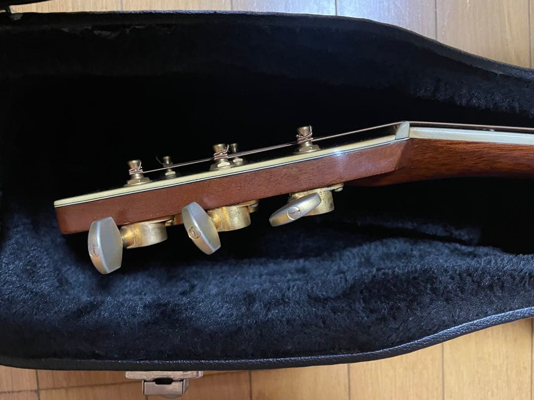 Morris Special アコースティックギター、ハードケース付き。