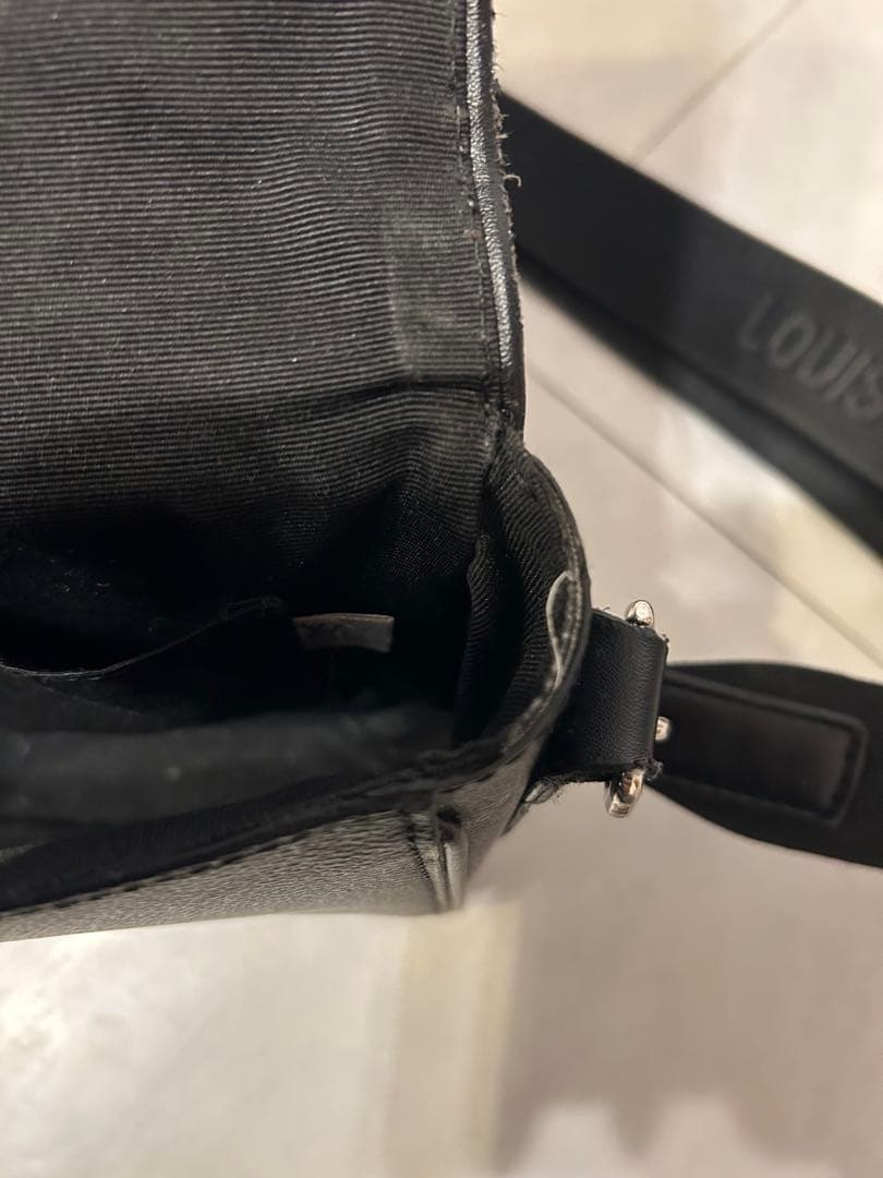 にょい　 Louis Vuitton ブラック ショルダーバッグ