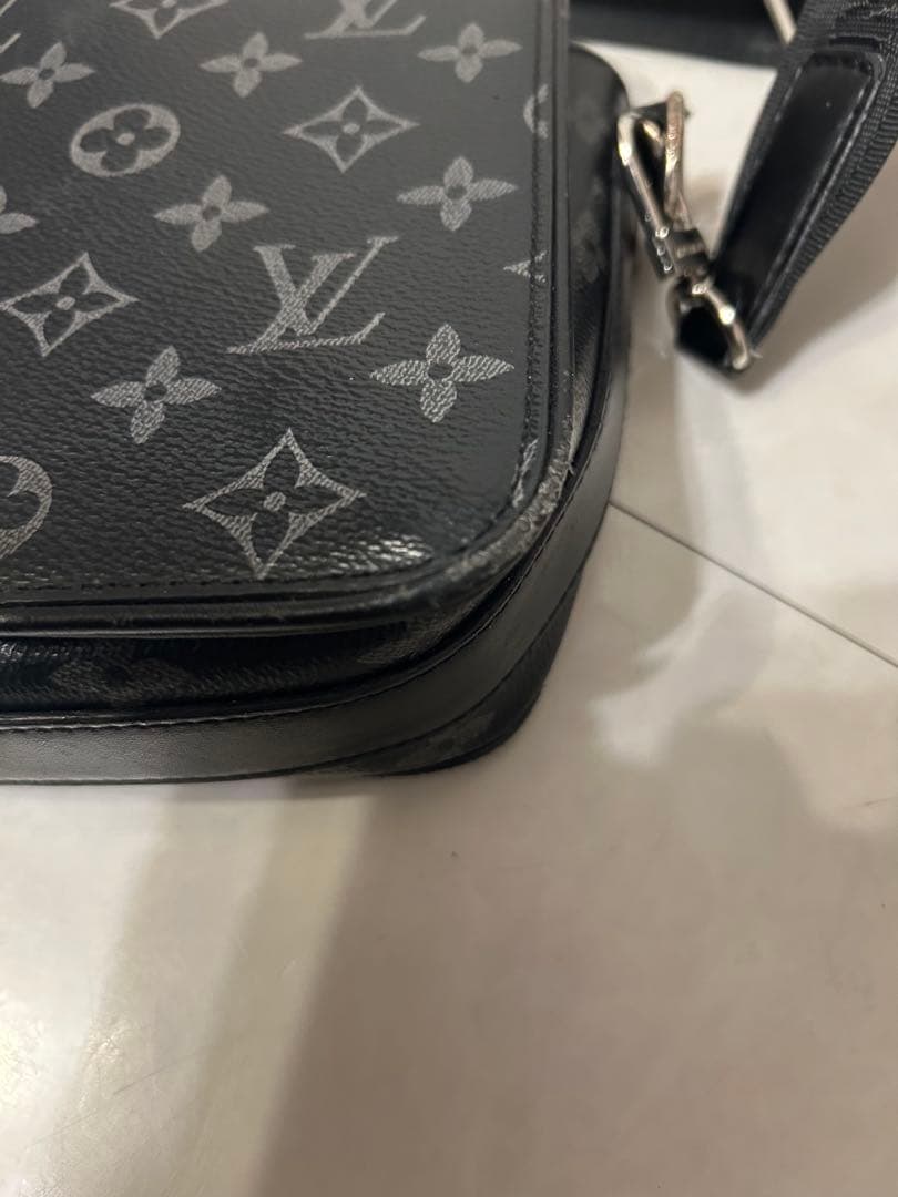 にょい　 Louis Vuitton ブラック ショルダーバッグ