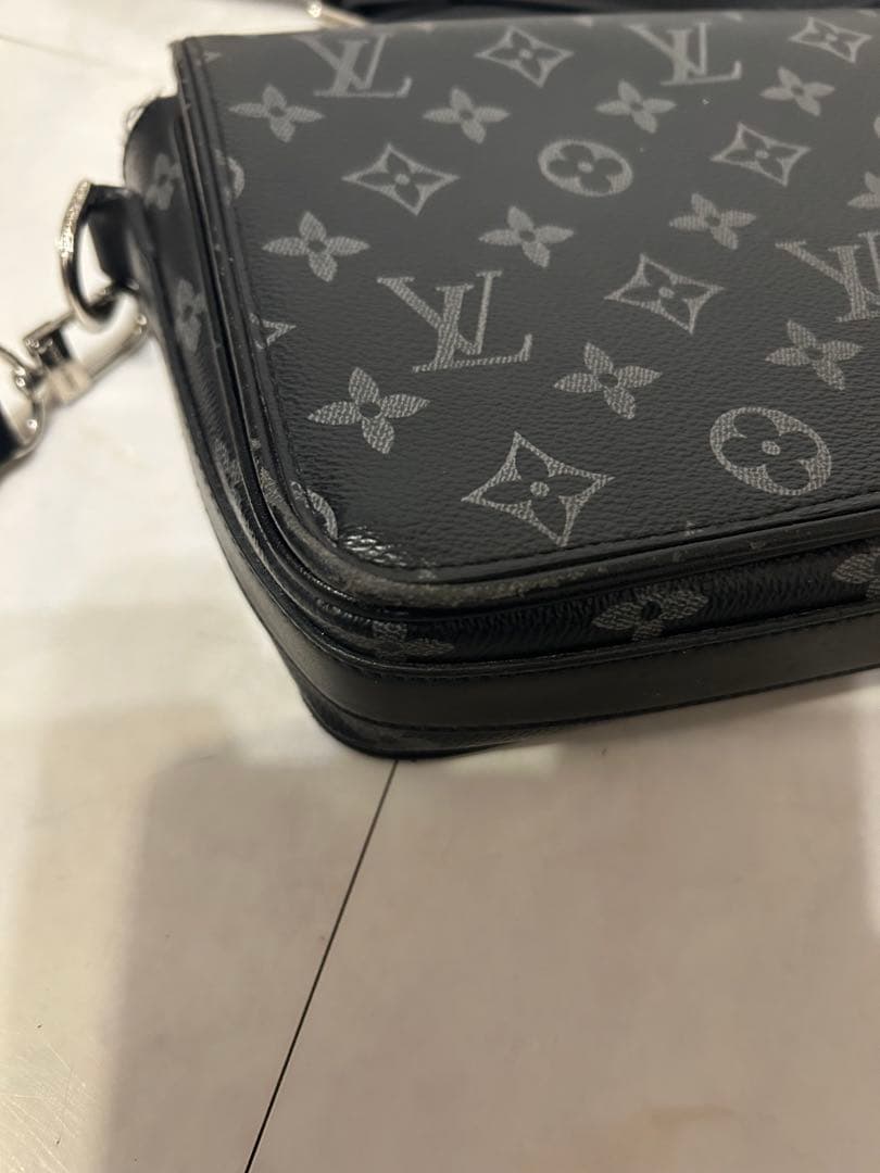 にょい　 Louis Vuitton ブラック ショルダーバッグ