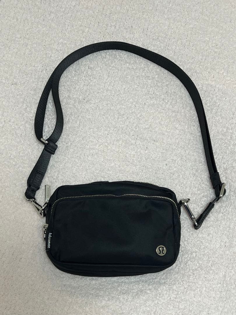 lululemon Everywhere クロスボディバッグ 2L 黒
